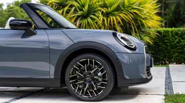 MINI Cooper Convertible - front wheel