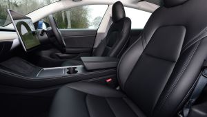 Tesla Model 3 Long Range - front seats