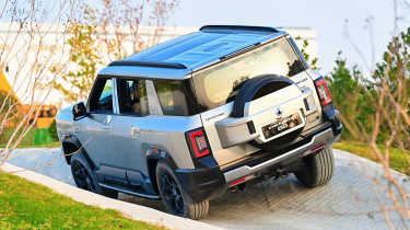 Denza B5 - rear cornering incline