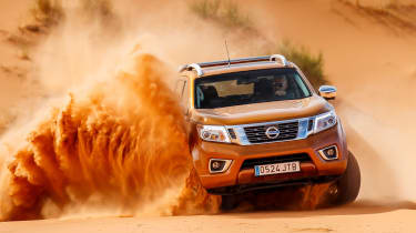 Nissan NP300 Navara pick-up dune - sand driving 8