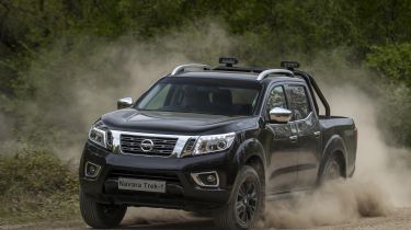 Nissan Navara Trek -1 front quarter