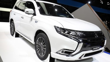 Facelifted Mitsubishi Outlander PHEV revealed - pictures 