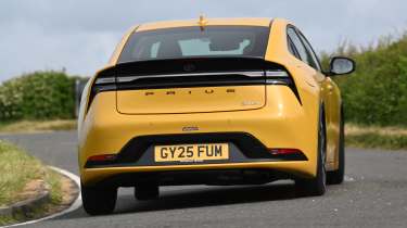 Volkswagen Golf GTE vs Toyota Prius - Prius rear cornering