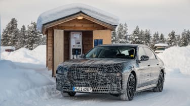 BMW i7 - testing front charging