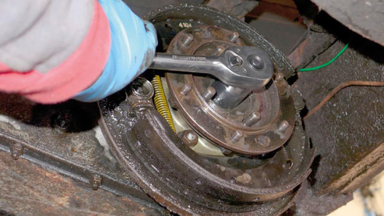 How to replace your transfer box rear oil seal - pictures | Auto Express