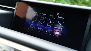 Lexus RC 300h - screen