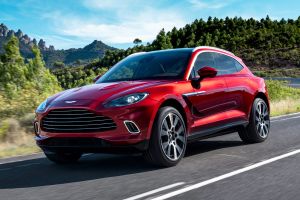 Aston Martin DBX - front tracking