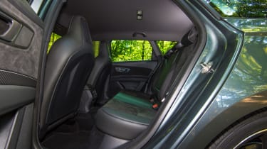 SEAT Leon ST Cupra 300 Carbon Edition - back seats