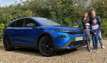 Skoda Elroq vRS - front 3/4 with family