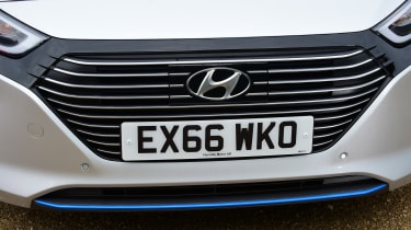Hyundai IONIQ hybrid 2016 UK - front grille