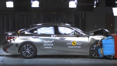 Lexus ES crash test