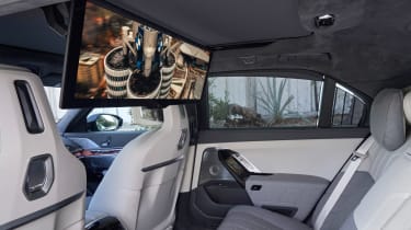 BMW 760i - rear screen