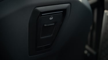 BMW i5 M50 – rear seat USB–C charging socket