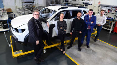 Starkle team standing next to a Dacia Dsuter bodywhell