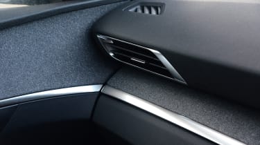 New Peugeot 3008 facelift 2020 vent