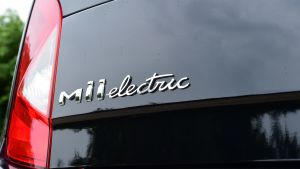 SEAT Mii electric UK - badge script