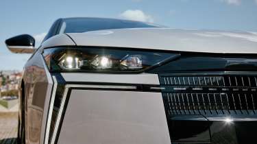 DS No4 E-Tense - front light