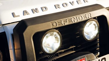 Land Rover Defender 2.2D XS grille