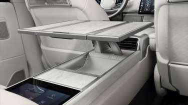 Range Rover SV Ultra - table