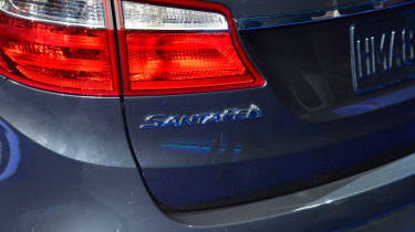 Hyundai Santa Fe LWB badge
