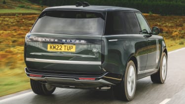 Range Rover vs Bentley Bentayga - Range Rover rear tracking