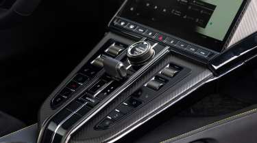 Aston Martin Vantage - controls