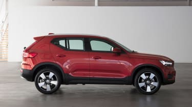 Volvo XC40 - Fusion Red side