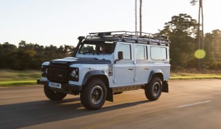 Land Rover Defender vs Toyota Land Cruiser - Defender front tracking