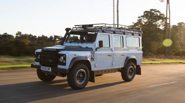 Land Rover Defender vs Toyota Land Cruiser - Defender front tracking