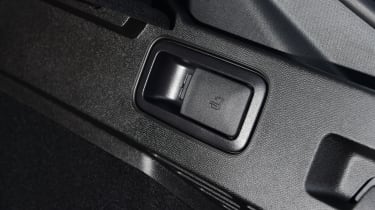 Peugeot 408 GT Puretech - in-boot rear seat control