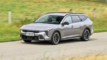 Kia K4 Sportswagon - front cornering