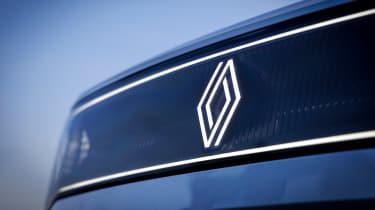 Renault 4 - front badge