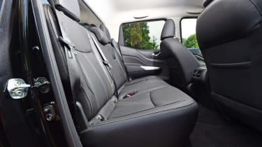 Nissan Navara Trek-1° 2017 rear seats