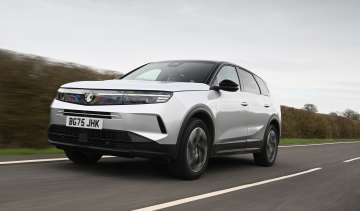 Vauxhall Grandland Hybird - front tracking