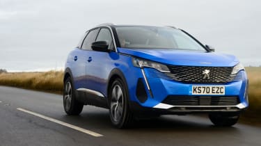 New Peugeot 3008 facelift 2020 front tracking