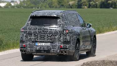 BMW X7 - rear cornering