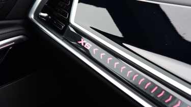 BMW X6 xDrive40i - 'X6' dashboard detail