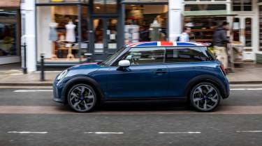 MINI Cooper Oxford Edition - side action