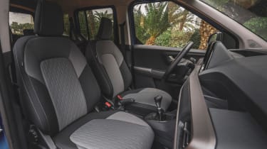 Ford Tourneo Courier - front seats