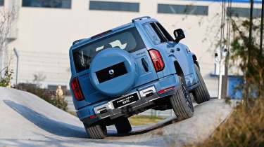 Denza B5 - rear rock climbing