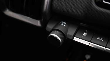 Suzuki e Vitara - volume control dial