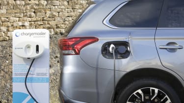 Mitsubishi Outlander PHEV Juro - charging