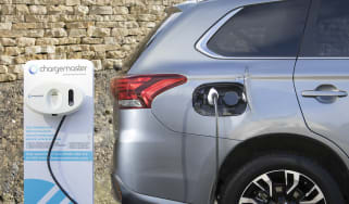 Mitsubishi Outlander PHEV Juro - charging