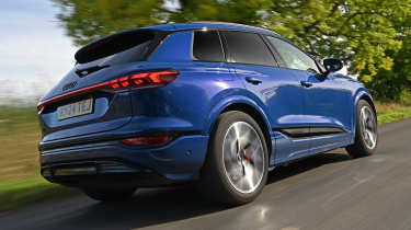 Audi Q6 e-tron - rear tracking 