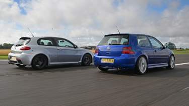Volkswagen Golf R32 vs Alfa Romeo 147 GTA - rear 3/4