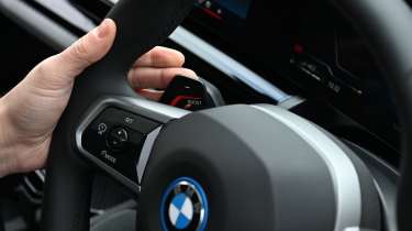  BMW 530e Touring long-term - steering wheel with flappy-paddles