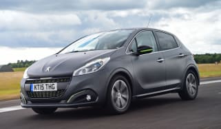Peugeot 208 - front tracking