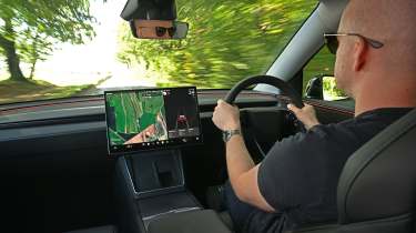 Tesla Model Y Performance 2025 - driving