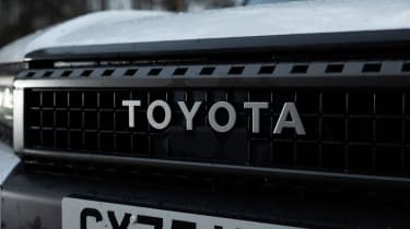 Toyota Land Cruiser 48v - grille