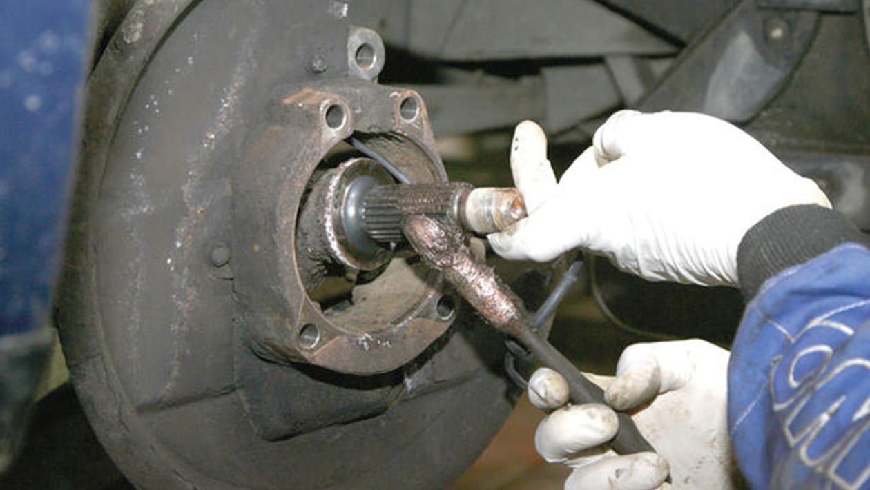 How to replace a Discovery 2 front wheel hub pictures Auto Express